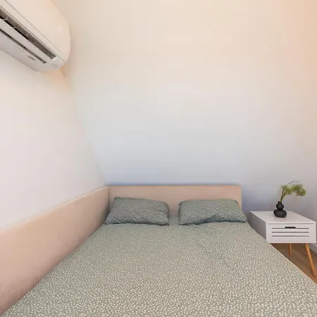 Cosy In The Center With Air Conditioneer! *