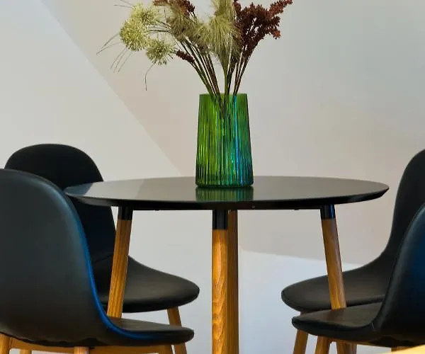 Cosy In The Center With Air Conditioneer! *